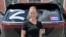 Într-o imagine nedatată publicată pe rețelele sociale, Elena Smirnova, o agentă de turism din Riazan, apare în spatele unei mașini pe care este afișat un steag cubanez și litera „Z” – simbolul războiului Rusiei împotriva Ucrainei.