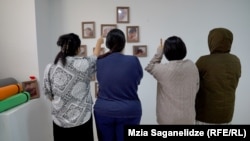 Femei thailandeze, într-un centru care găzduiește viitoare mame surogat. Pe pereți sunt fotografii ale copiilor născuți de mamele rezidente.