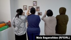 გლდანში, იმ ორსართულიან სახლში, საიდან გამოსვლაშიც სამ ტაილანდელ ქალს პოლიცია დაეხმარა, ახლა 30-მდე ქალი რჩება.