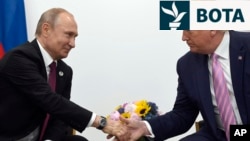 Një shtrëngim duarsh mes presidentit rus, Vladimir Putin (majtas), dhe presidentit amerikan, Donald Trump. Fotografi nga arkivi.