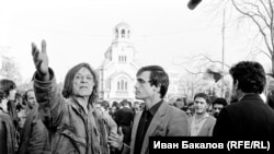 Петър Слабаков (вляво) и Александър Каракачанов на шествието на "Екогласност" на 3.11.1989 г. В гръб вдясно: Петър Берон. Снимка: Иван Бакалов