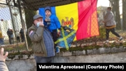 Italia, Alegător venit să voteze la turul doi a alegerilor prezidențiale din 15 noiembrie 2020, la secția de votare din orașul Vicenza.