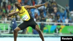 Юсейн Болт малко, след като е спечелил златен медал от спринта на 200 метра на Олимпийските игри в Рио де Женейро