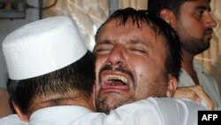 په پېښور کې د ۲۰۱۳م کال په ۲۹ دسمبر یوې بمي چاودنې ۳۱ تنه وژلي ول، یو کس په هغه پېښه کې د خپلو خپلوانو په وژنه ویر کوي. 