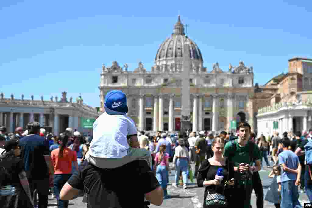 Vatican, 22 aprilie 2025 – Credincioși pe Via della Conciliazione, de lângă Piața Sf. Petru. În planul secund, Bazilica Sf. Petru. 