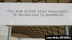 Standul Institutului de studiere a regimurilor totalitare din Cehia: „Cine nu-și cunoaște istoria, riscă să o repete”.