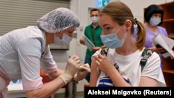 Жена прима доза на вакцина Спутник V во центар за вакцинација во трговски центар во Омск, 29 јуни 2021 година