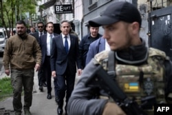Secretarul de stat american, Antony Blinken, într-o plimbare pe străzile Kievului în timpul vizitei sale din 14 mai, 2024.