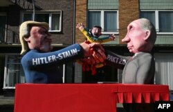 Car alegoric pe teme politice actuale la Dusseldorf, în vestul Germaniei, la carnaval, pe 3 martie 2025.