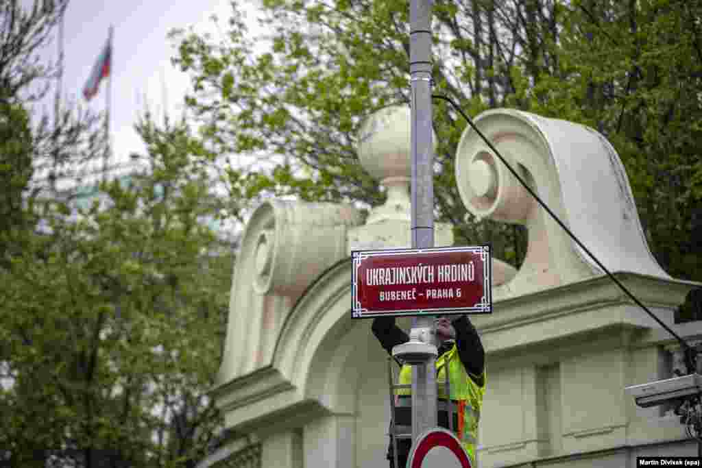 2022 áprilisában Prágában, az orosz nagykövetség utcáját átnevezték Ukrajnai Hősök utcájára