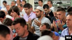 Илустрација: Бајрамска молитва во Мустафа-пашината џамија во Скопје