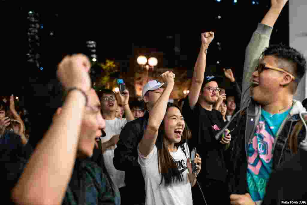 Қараша соңында Гонконгте аймақтық билік органдарының сайлауы өткен. Сайлауда дауыстың басым бөлігін елдегі демократиялық өзгерісті қалайтын кандидаттар жеңген. Елде наразылық әлі тоқтаған жоқ. Наразылар Гонконгтің Қытайдан толық бөлініп шыққанын қалайды. 25 қараша 2019 жыл (AFP).