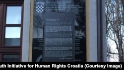 Iz Inicijative podsjećaju da je Odbor za Ustav Hrvatskog sabora jednoglasno zaključio kako tekst ploče vrijeđa žrtve i da ploču valja ukloniti
