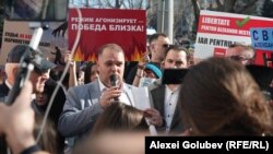 Депутат Александр Нестеровский обращается к сторонникам, которые собрались перед судом Буюкан, 7 марта 2025.