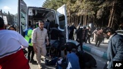  Ekipe hitne pomoći pomažu ranjenima nakon eksplozija koje su odjeknule na obilježavanju godišnjice ubistva komandanta Kasema Solejmanija u Kermanu, Iran, 3. januara 2023. 