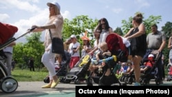 Persoanele care beneficiază de concediu și indemnizație de creștere a copilului nu vor mai fi scutite de plata de asigurări de sănătate (imagine de arhivă).