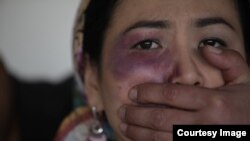 Актриса Ошского национального драматического театра Кайыргуль Жуманова –участница проекта по борьбе с семейным насилием. Фото Усена Акуна.