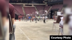 Egy Florida állambeli egyetemi campus sportcsarnokában kialakított oltópont