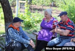 Jurnalistul Vasile Botnaru în discuție cu soții Gazea, Molovata Nouă, iunie 2021.