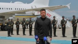 Украинският президент Володимир Зеленски говори пред медиите при пристигането си на летището в Анкара, 14 май 2025 г.