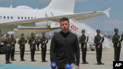 Ukrajinski predsjednik Volodimir Zelenski u obraćanju medijima po dolasku na aerodrom u Ankari, 15. maja 2025.