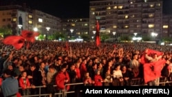 Фанови во Косово го следат натпреварот.