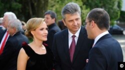 Габриела Фиря и съпругът ѝ Флорентин Панделе (в средата)