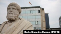 Нема вработување во јавната администрација без партиска книшка, се жалат граѓаните 