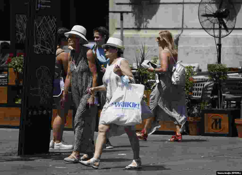 U međuvremenu, meteorolozi upozoravanju da &bdquo;staklena bašta&ldquo; greje Zemljine polove i ubrzano otapa sneg i led iznad Severnog mora, te da je zbog toga danas za 20 do 30 odsto smanjena površina pod glečerima.