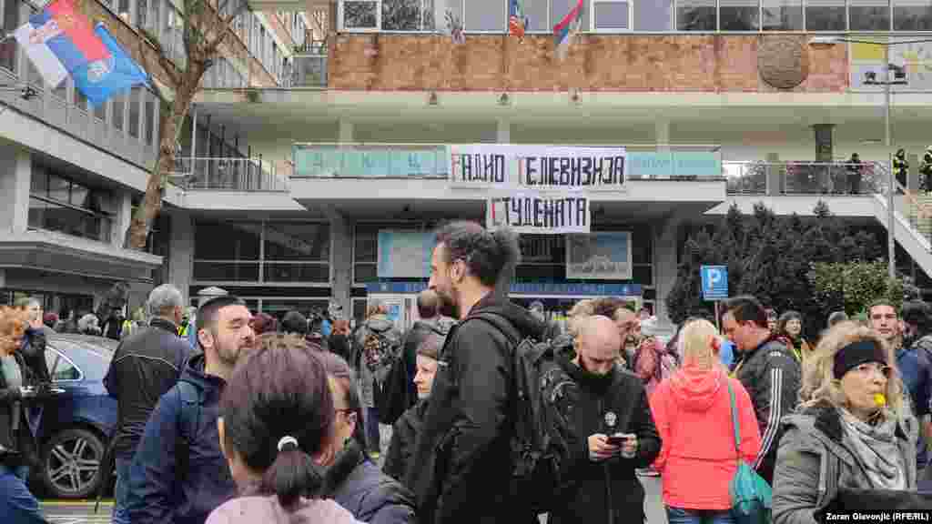 RTS je naveo da su studenti "nezakonito" blokirali zgrade u Takovskoj i Aberdarevoj ulici gde su podigli šator, kao i na Košutnjaku gde su ispisali grafite na prilazima zgrade.