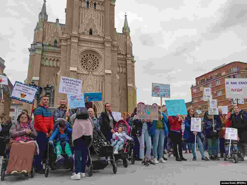 Srbija nema zvanične podatke o broju dece i odraslih sa autizmom. Država je 2022. pokrenula registar u kojem je, prema saopštenju Instituta za javno zdravlje "Batut", do marta 2024. evidentirano 1.666 dece iz sprektra autizma, Novi Sad, 2. april 2025.