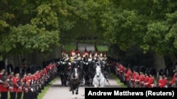 Поворка од кочии пристигнува во замокот Виндзор во Беркшир за време на церемонијалниот пречек на американскиот претседател Доналд Трамп, на првиот ден од неговата втора државна посета на Велика Британија