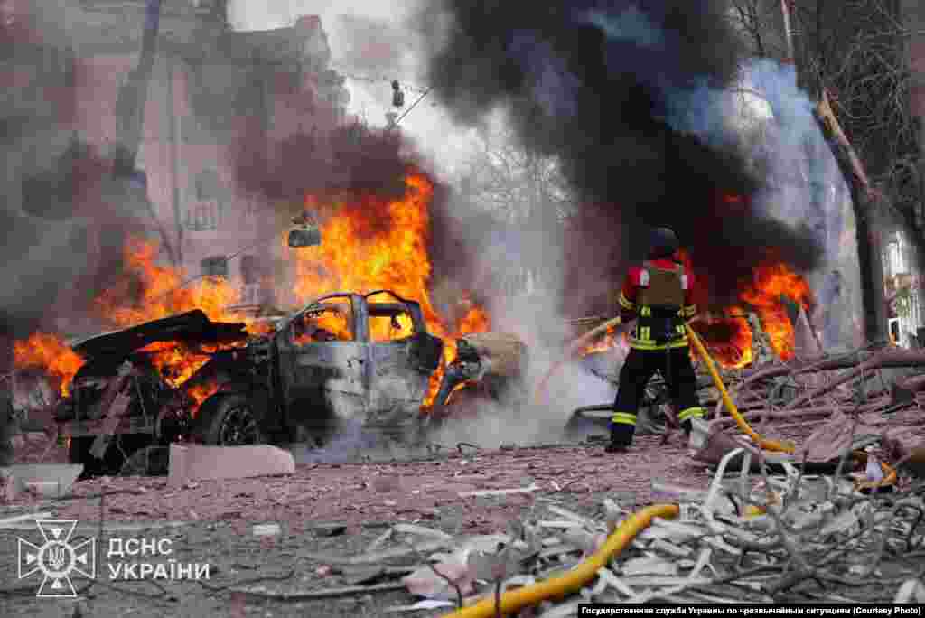 Последствия ракетного удара по городу Сумы (Украина), 13 апреля 2025 года. Фото: Государственная служба по чрезвычайным ситуациям Украины