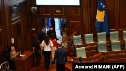 Zastupnici napuštaju salu za zasjedanje Skupštine Kosova, arhivska fotografija