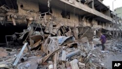 Muškarac pored uništenih radnji u ulici koja je pogođena u izraelskom zračnom napadu u Dahiyeh, u južnom predgrađu Bejruta, Liban, četvrtak, 14. novembra 2024. 