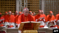 Cardinalul Pietro Parolin, unul dintre numele vehiculate ca potențial viitor suveran pontif, citește o rugăciune la începutul conclavului.