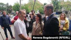 Vlasnik pekare "Roma", Mon Đuraj, sa Marinikom Tepić i Borkom Stefanovićem