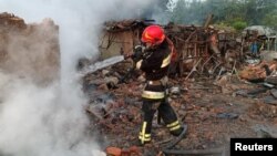 Pompierii ucraineni au stins flăcările unui incendiu provocat de un atac rusesc în Priluki, 5 iunie 2025.