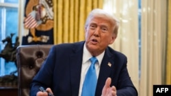 Predsjednik Donald Trump razgovara s novinarima nakon što je potpisao izvršnu uredbu kojom se njegova zemlja povlači iz brojnih tijela UN-a.