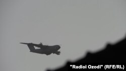 Турска војска која доаѓа од Авганистан слетува на аеродромот Кулоб во Таџикистан. 