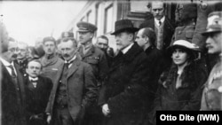 Proclamarea independenței Cehoslovaciei, noiembrie 1918. În centru, Tomáš G. Masaryk