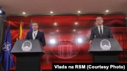 Премиерот Христијан Мицкоски (десно) и министерот за локална самоуправа Златко Перински (лево) ги презентираа деталите за јавниот повик, 5 септември 2024 г.