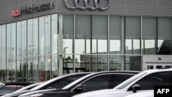 Mașini de vânzare, la un dealership Audi în Katy, Texas, pe 2 aprilie, 2025. Nu este limpede cine va suporta costurile după introducerea taxelor vamale, producătorii europeni sau consumatorii americani