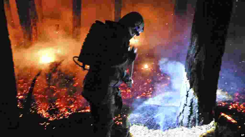 Ruski vatrogasac se bori da ugasi šumski požar u Zabajkalskom kraju u istočnoj Rusiji.