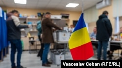 Cetățeni români, votând la Chișinău, la parlamentarele românești din 2024 
