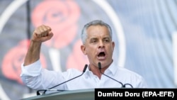 Vlad Plahotniuc, în timpul discursului său la un miting al Partidului Democrat în Chișinău pe 9 iunie 2019. După ce formațiunea politică pe care o conducea a fost debarcată de la putere de coaliția PSRM-ACUM, Plahotniuc a părăsit R. Moldova pe 14 iunie.