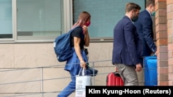 Kristina Țimanovskaia intrîn în ambasada polonează de la Tokio, 2 august 2021.