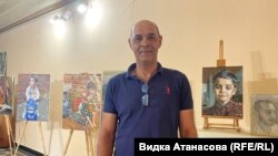 Александър Димитров пред картини от изложбата си в Курово Конаре