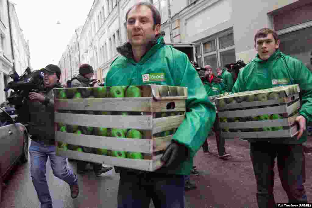 Коробки, стилизованные под ящики с яблоками разгрузили активисты "Яблока"