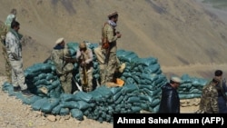 Сили на авганистанското движење против талибанците чуваат стража во една постаница во Котал-е Анџуман во областа Паријан во провинцијата Паншир, 23 август 2021 година